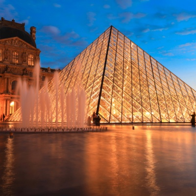 Louvre_Parizs.jpg